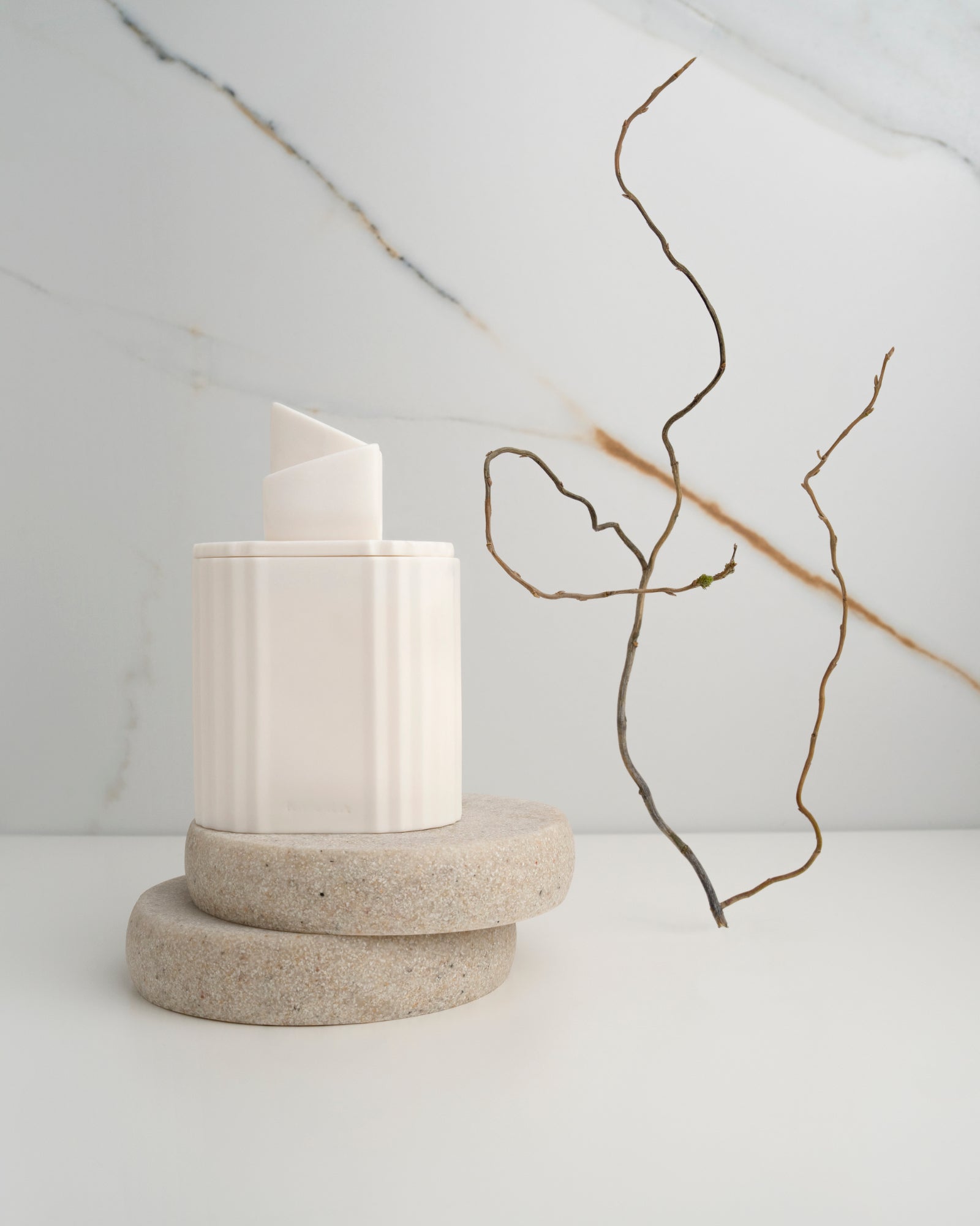 Bougie Uneven Kyuka Design en porcelaine de Parian blanche