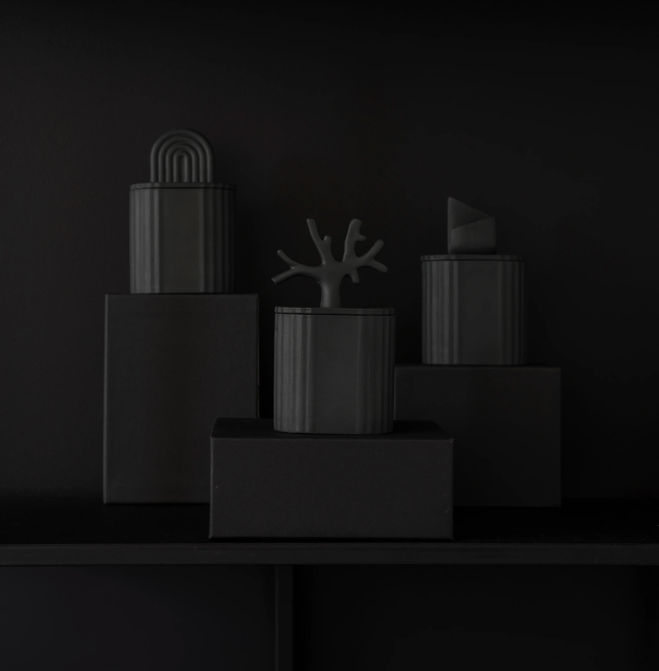 Bougies Kyuka design en porcelaine noire sur fond noir